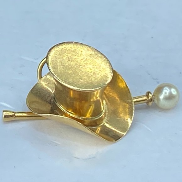 18k yellow gold Magician Hat and wand with Pearl charm pendant